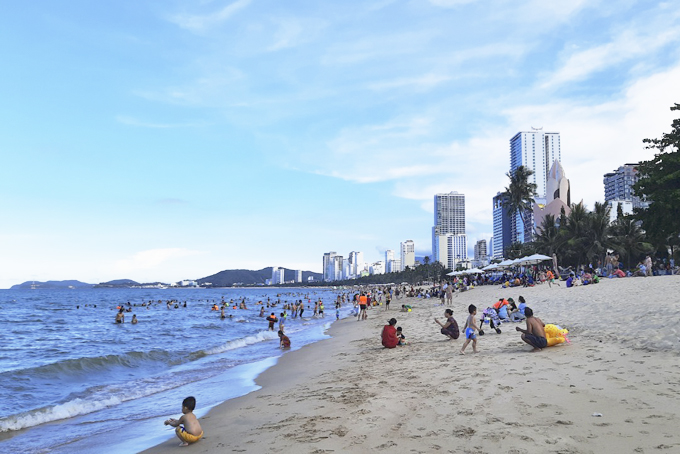 Nha Trang: Tăng cường xử lý tình trạng xả rác trên bãi biển