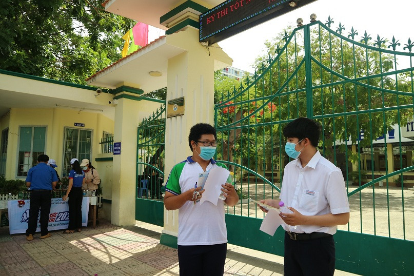 Hai trong số 3 thí sinh đầu tiên ra khỏi phòng thi môn Ngữ văn tại điểm thi THCS Thái Nguyên (Nha Trang). 