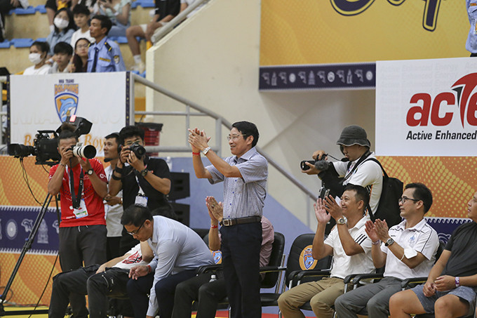 Ông Đinh Văn Thiệu, Phó Chủ tịch UBND tỉnh đến dự khán trận đấu.