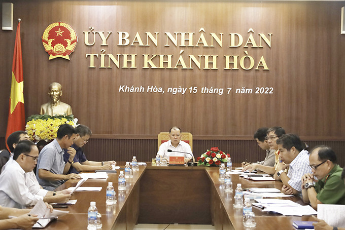 Ông Nguyễn Anh Tuấn chủ trì hội nghị tại điểm cầu Khánh Hòa.