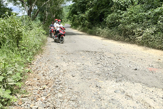 Xã Khánh Thành: Tuyến đường chính bị hư hỏng nặng