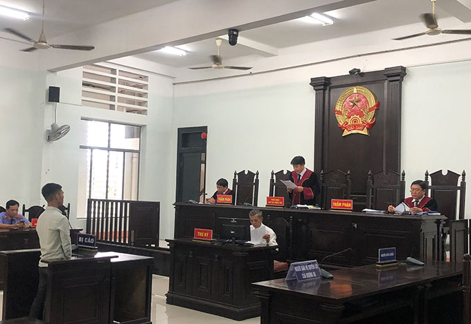 Mâu thuẫn đất đai, lấy đá ném hàng xóm