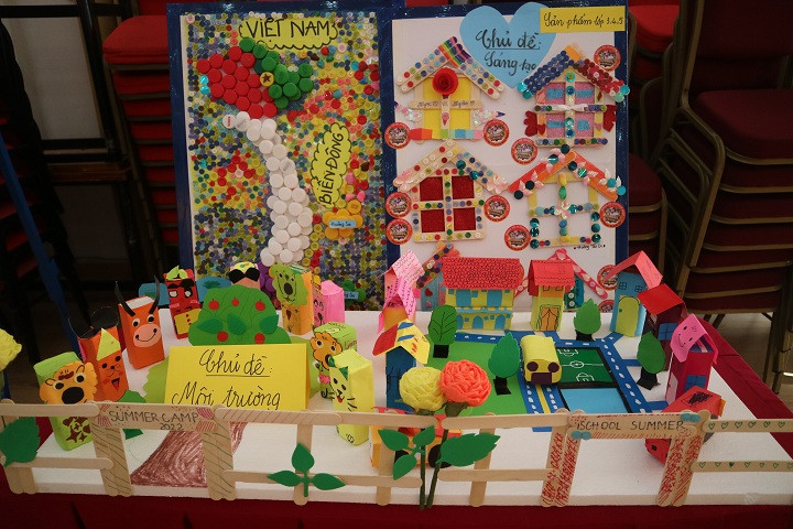 Tại buổi tổng kết khóa hè, nhà trường đã trưng bày một số sản phẩm do các học sinh và các lớp thực hiện. 