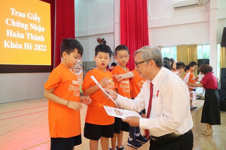Thầy Phạm Hữu Bình – Hiệu trưởng nhà trường trao chứng nhận hoàn thành khóa hè cho các học sinh. 