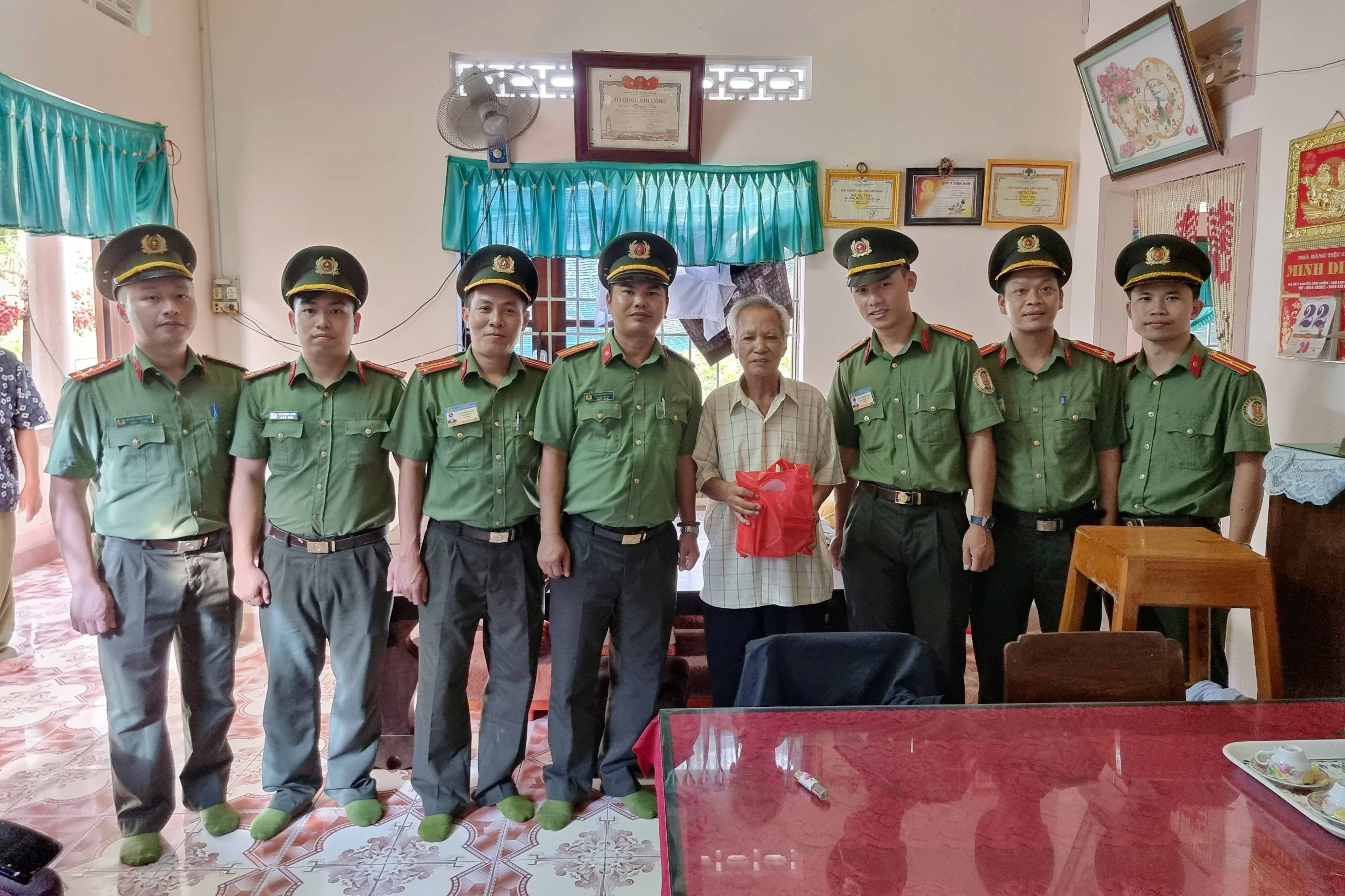 Đội Kiểm soát Xuất nhập cảnh 2 (Công an Cửa khẩu Cảng Hàng không quốc tế Cam Ranh): Thăm hỏi, trao quà cho 4 gia đình thân nhân liệt sĩ