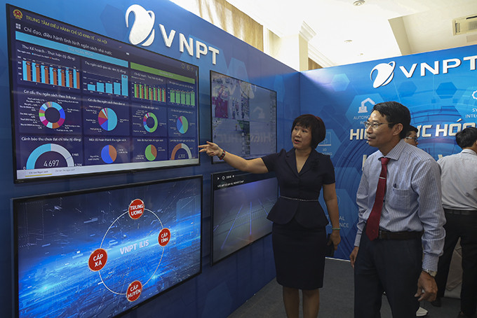 Đại diện VNPT Khánh Hòa giới thiệu về những ứng dụng chuyển đổi số tại hội nghị chuyển đổi số tỉnh Khánh Hòa. 
