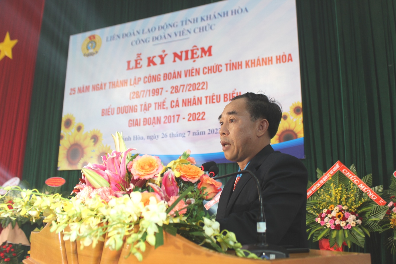 Ông Nguyễn Thanh Phong - Chủ tịch Công đoàn Viên chức tỉnh phát biểu ôn lại quá trình hình thành và phát triển Công đoàn Viên chức tỉnh.