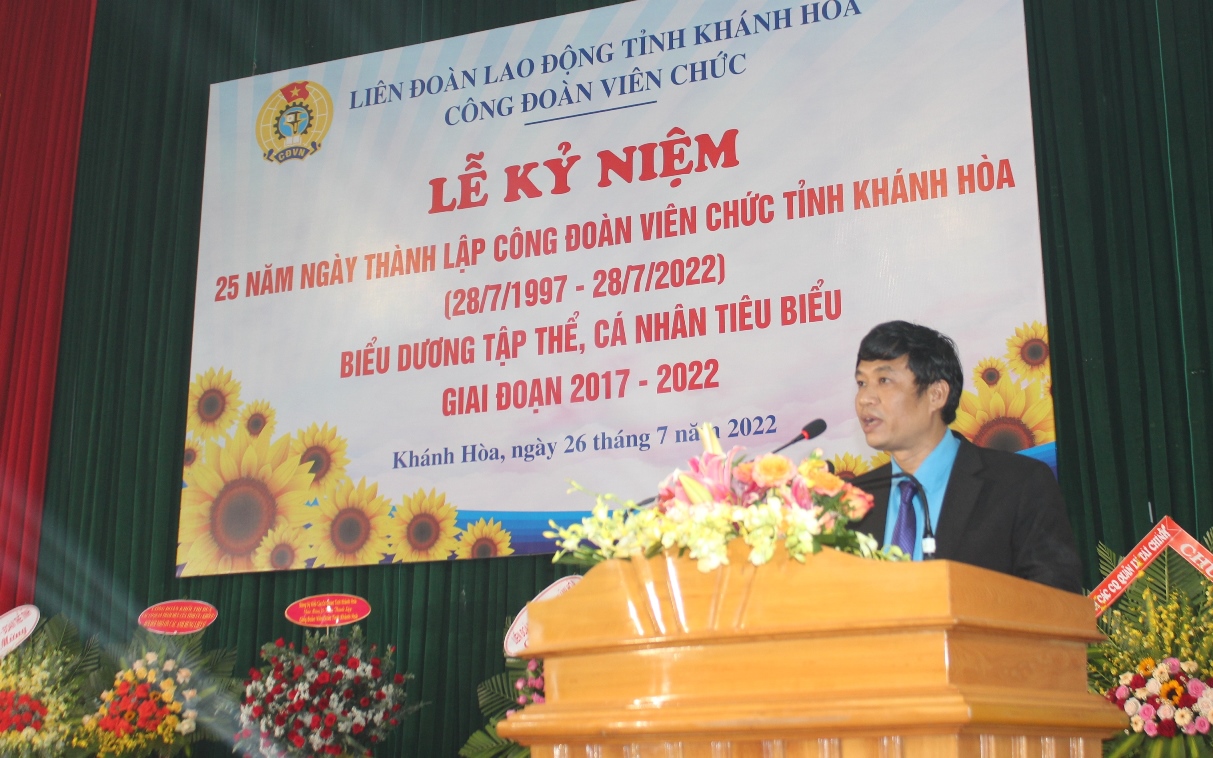 Ông Bùi Thanh Bình - Chủ tịch Liên đoàn Lao động Khánh Hòa phát biểu tại buổi lễ.