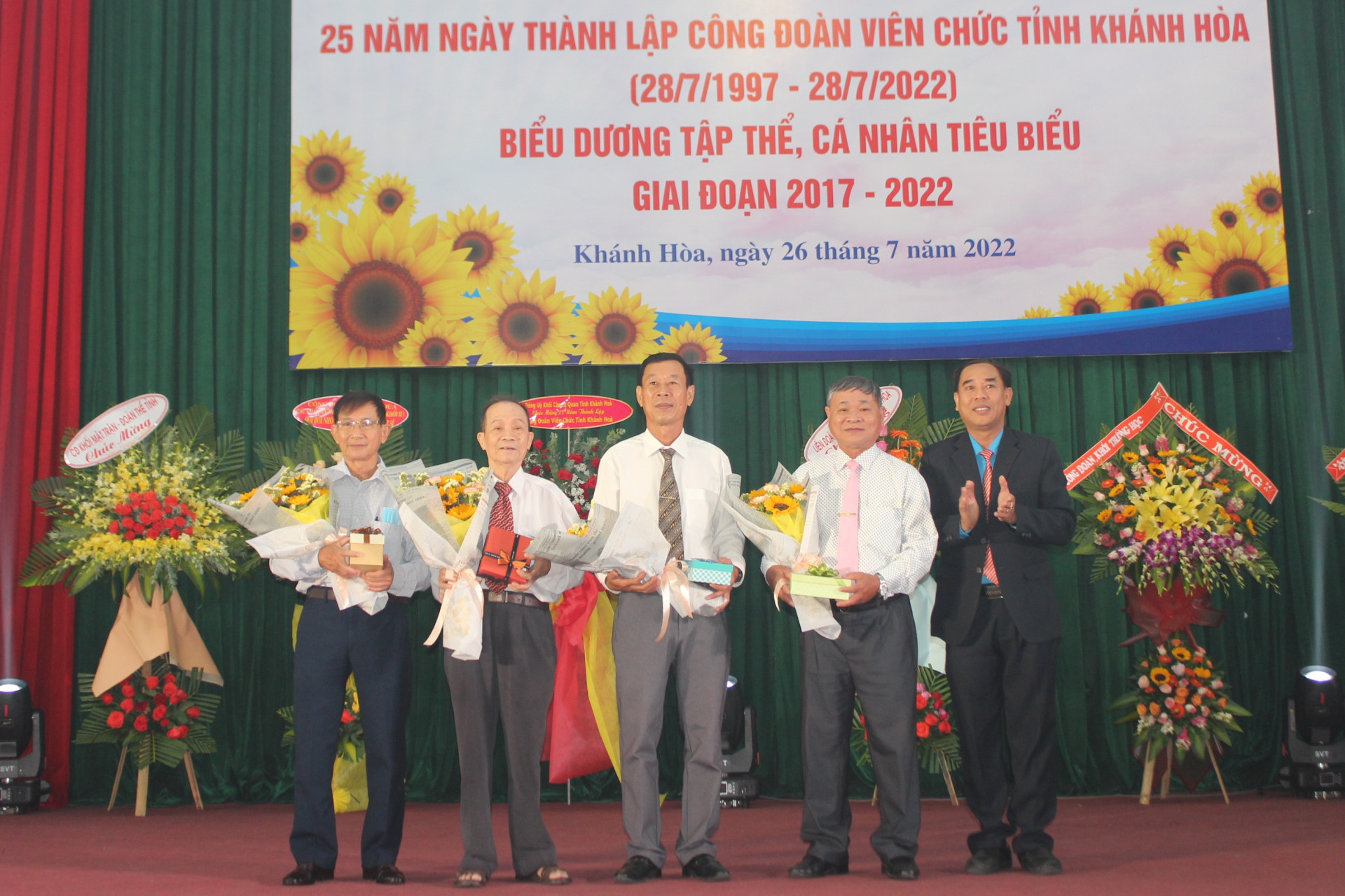 Ông Nguyễn Thanh Phong - Chủ tịch Công đoàn Viên chức tỉnh tặng hoa tri ân đóng góp của các cự cán bộ Công đoàn Viên chức tỉnh qua các thời kỳ