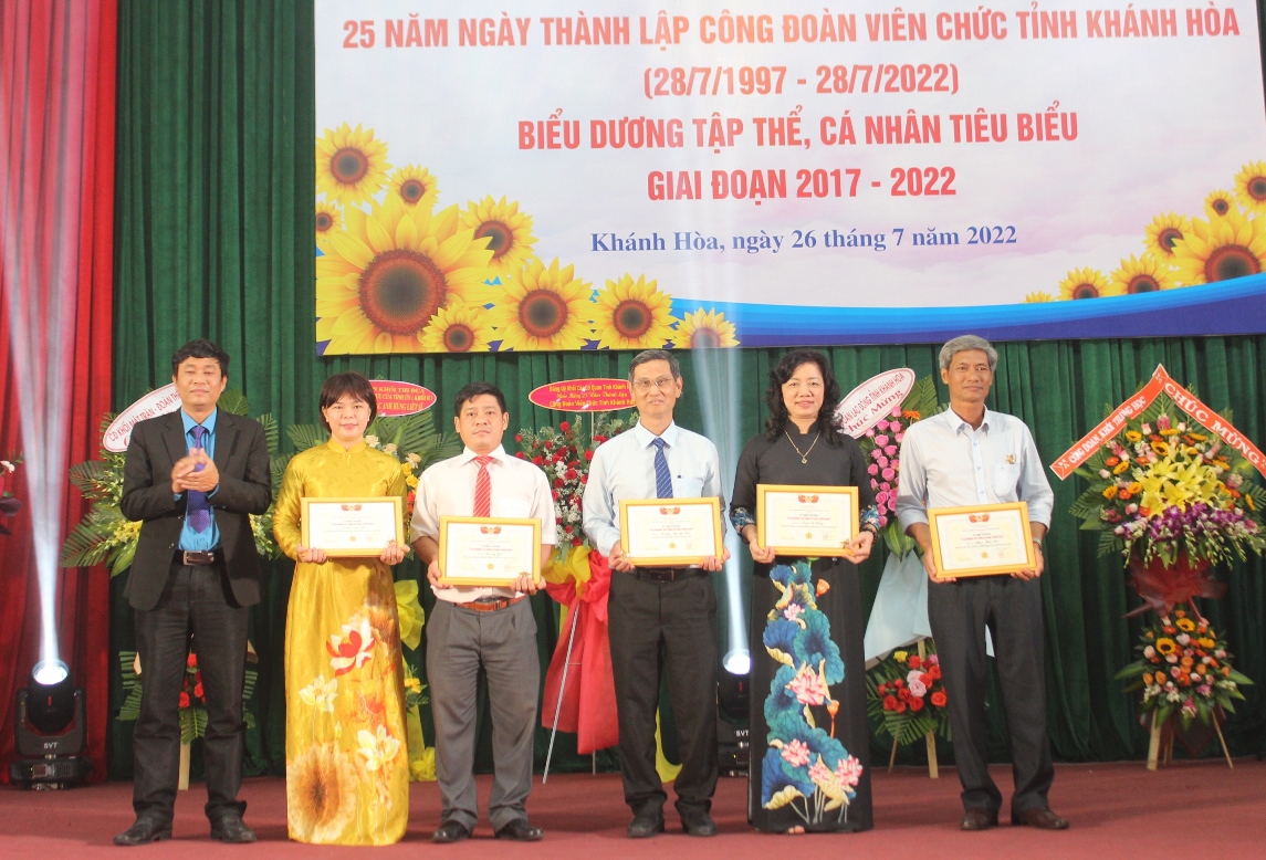 Lãnh đạo Liên đoàn Lao động tỉnh trao kỷ niệm chương cho các cá nhân.