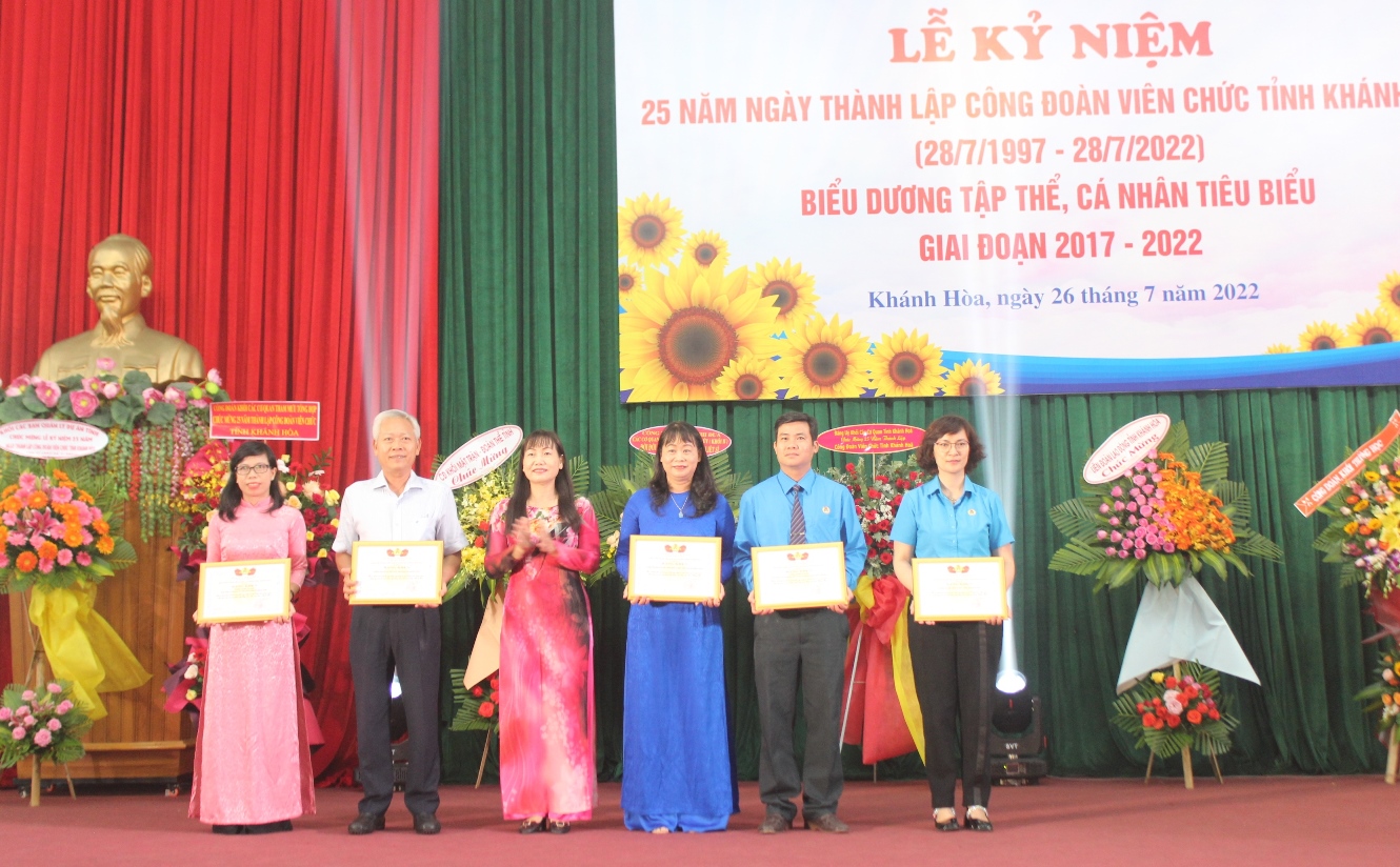 Bà Nguyễn Thị Hằng - Phó Chủ tịch Thường trực Liên đoàn Lao động tỉnh trao bằng khen cho những tập thể xuất sắc.