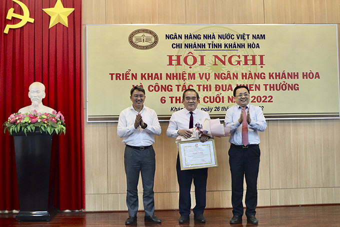 Lãnh đạo tỉnh trao bằng khen của UBND tỉnh cho ông Nguyễn Hoài Chiểu.