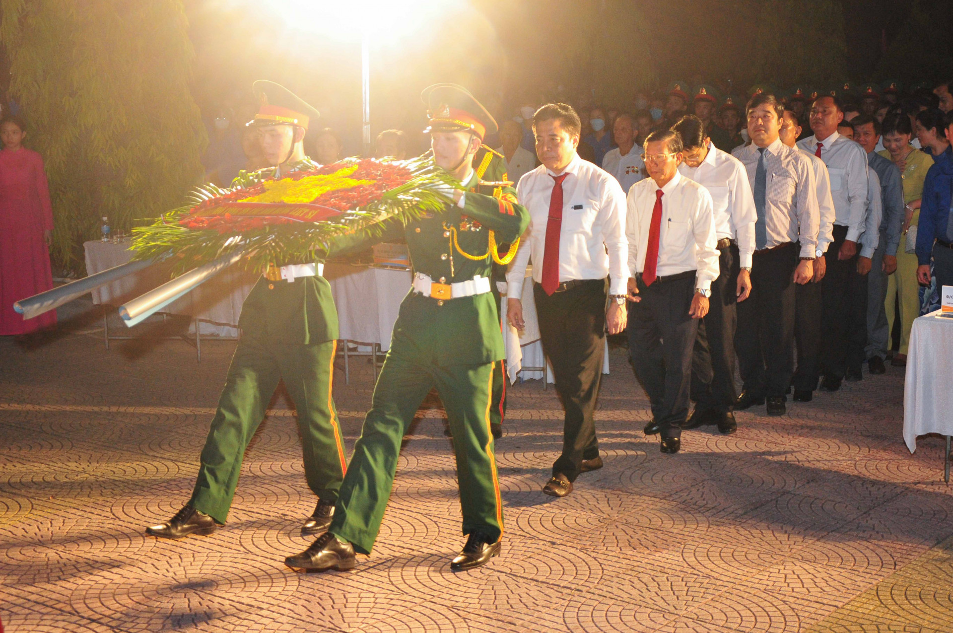 Đoàn đại biểu lãnh đạo tỉnh dâng hoa tưởng niệm các anh hùng liệt sĩ