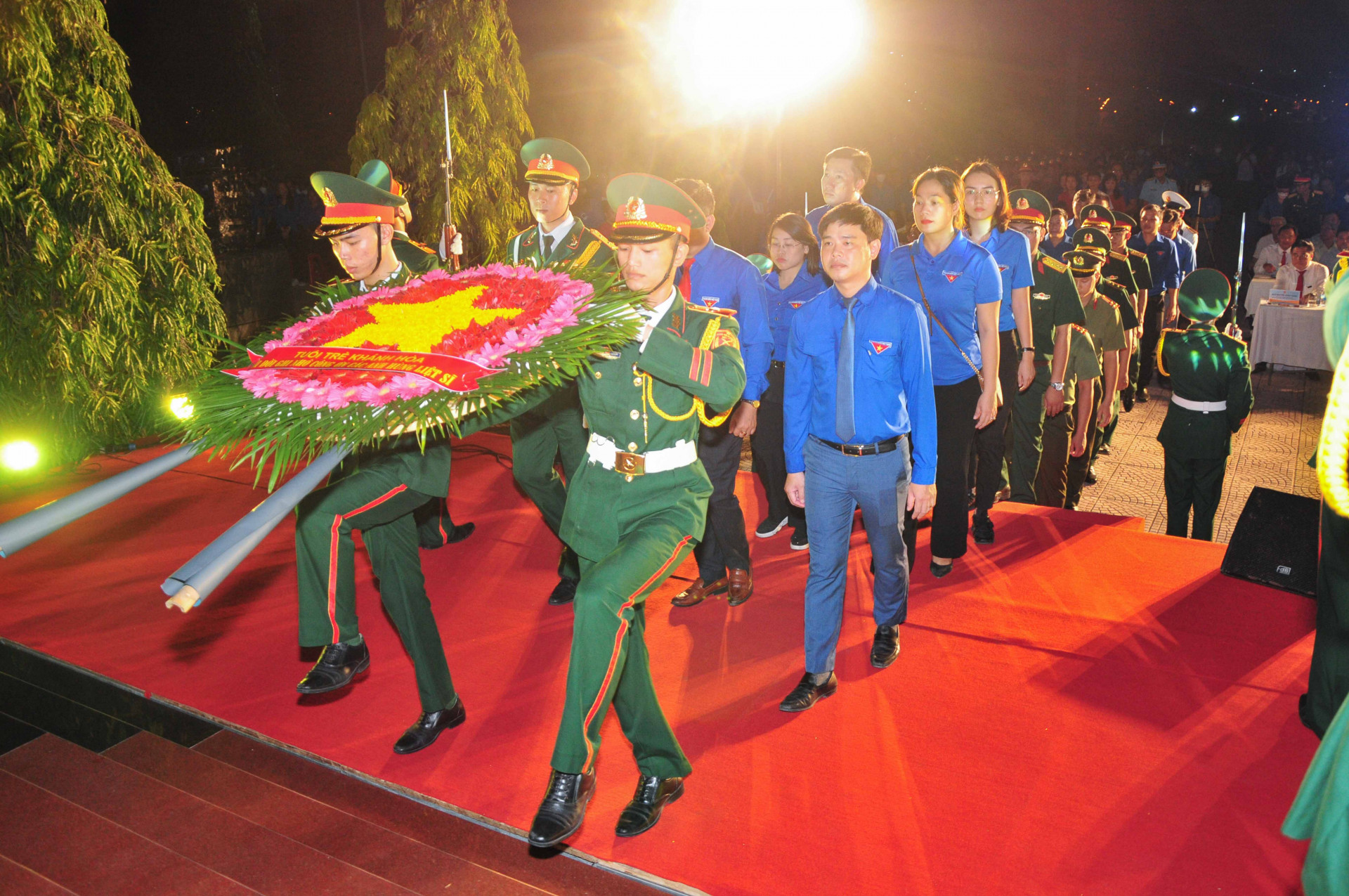 Đoàn đại biểu thanh niên tỉnh dâng hoa tưởng niệm các anh hùng liệt sĩ