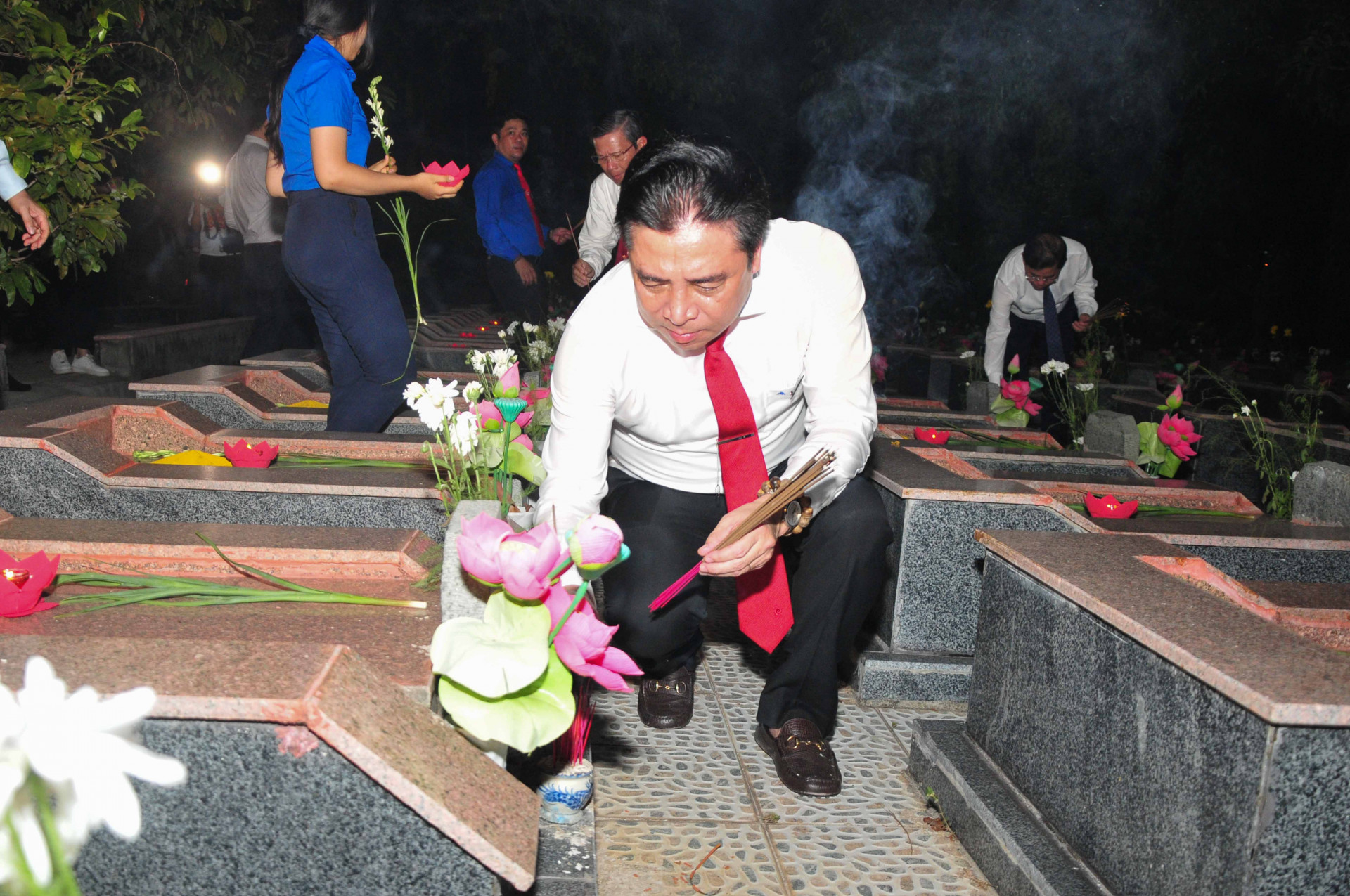 Đồng chí Nguyễn Khắc Toàn thắp hương tại các phần mộ liệt sĩ