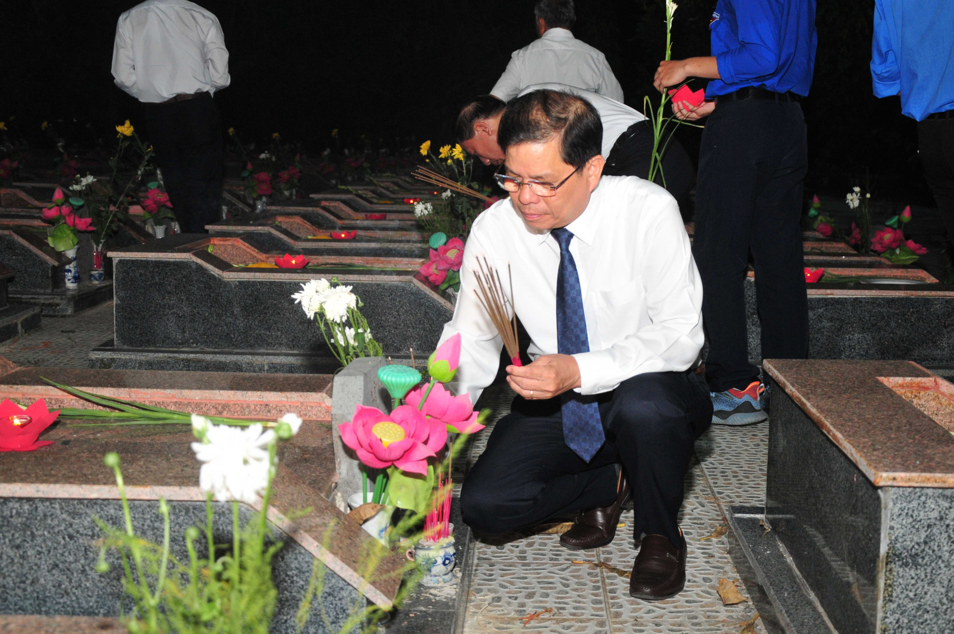 Chủ tịch UBND tỉnh Nguyễn Tấn Tuân thắp hương các phần mộ liệt sĩ