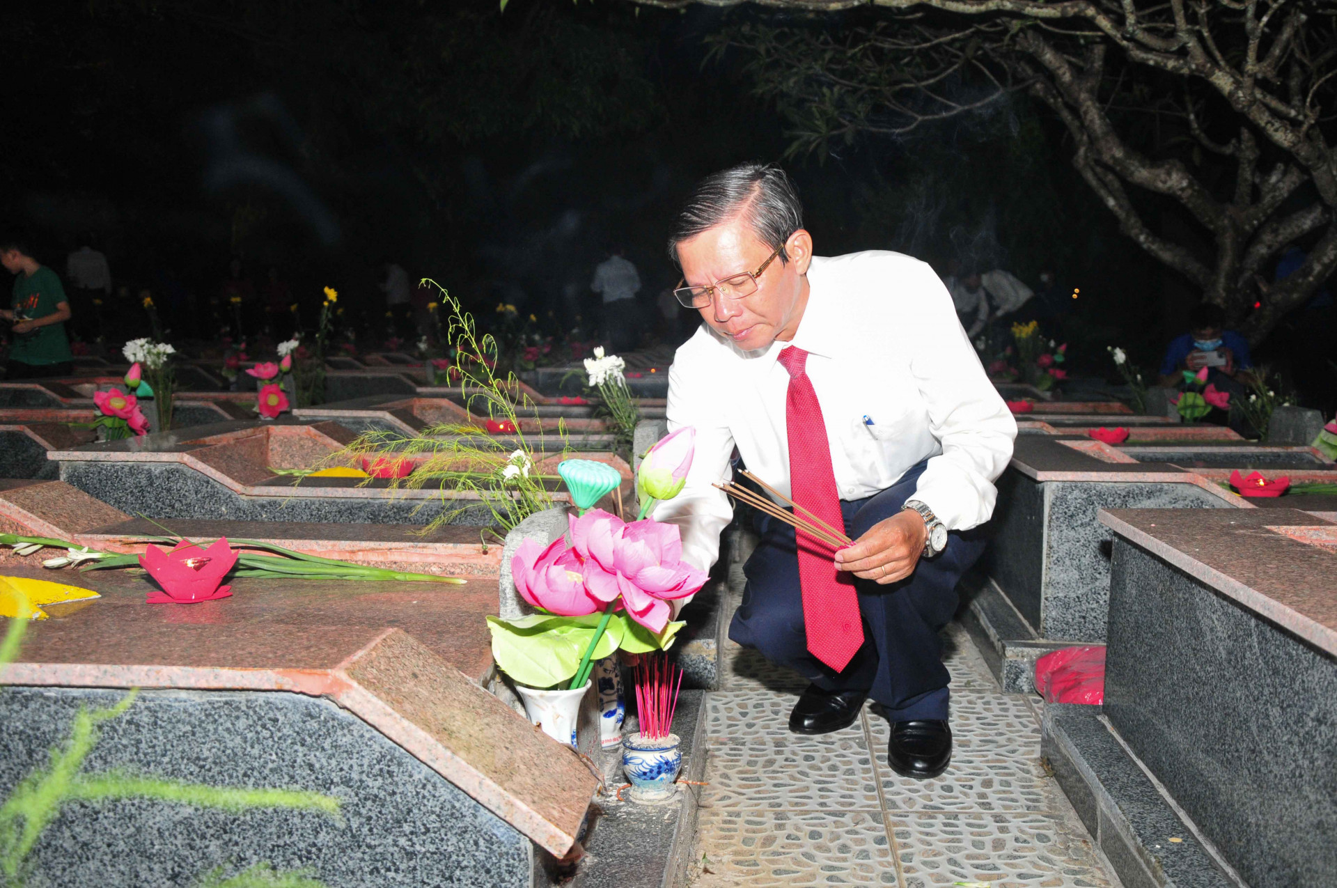 Đồng chí Trần Ngọc Thanh dâng hương tưởng niệm các anh hùng liệt sĩ