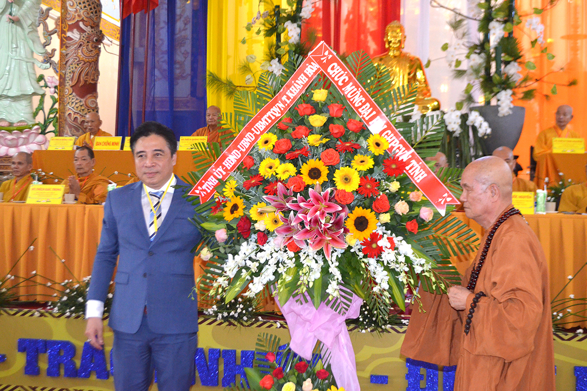 Ông Nguyễn Khắc Toàn - Phó Bí thư Thường trực Tỉnh ủy, Chủ tịch HĐND tỉnh (bên trái) tặng hoa chúc mừng Đại hội đại biểu Giáo hội Phật giáo Việt Nam tỉnh Khánh Hòa lần thứ VII.