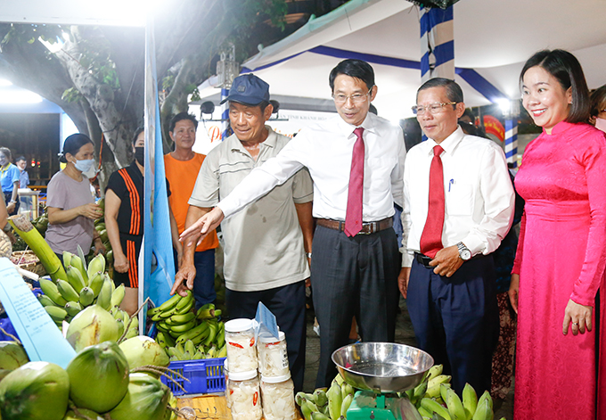 Lãnh đạo tỉnh tham quan Phiên chợ nông sản.