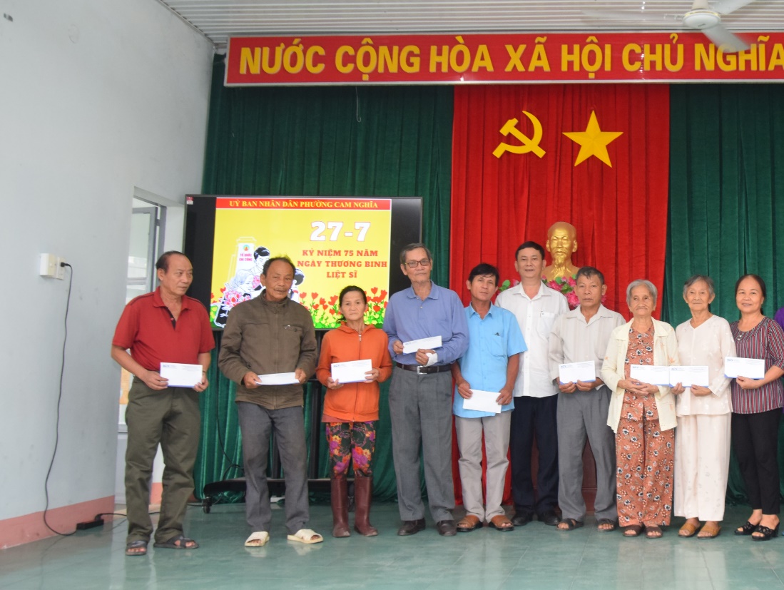 Cảng Hàng không quốc tế Cam Ranh thăm, tặng quà các gia đình chính sách