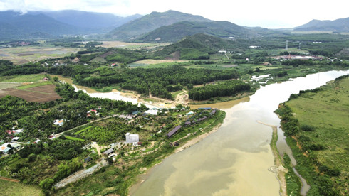 Một góc xã Diên Đồng, huyện Diên Khánh với 2 bên dòng sông Cái có nhiều tiềm năng phát triển đô thị du lịch sinh thái. 