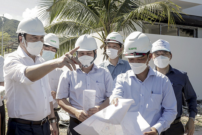  Đồng chí Nguyễn Khắc Toàn đi kiểm tra các công trình thoát lũ trên địa bàn Nha Trang vào tháng 3. 