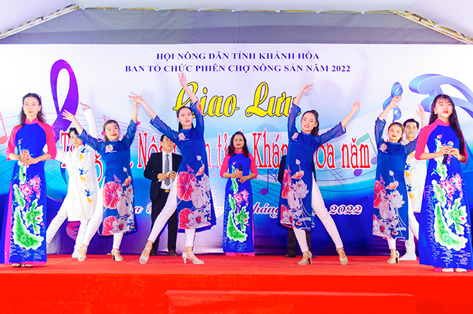 Nông dân Nha Trang vui tươi trong tiết mục "Non sông ngàn năm gấm vóc"