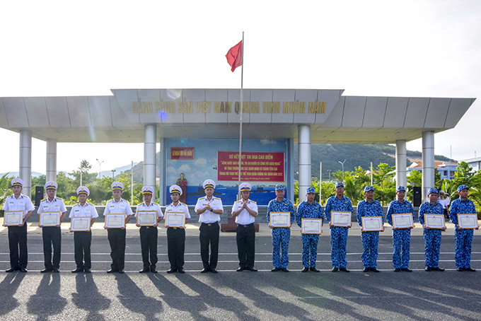 Chỉ huy Lữ đoàn Tàu ngầm 189 trao thưởng cho các tập thể.
