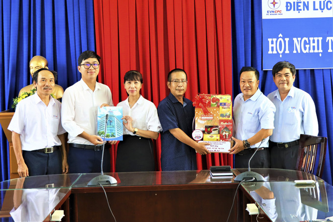 Đại diện Công đoàn PC Khánh Hòa tặng quà cho người lao động Điện lực Vĩnh Nguyên.