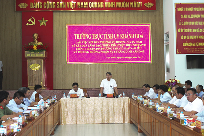 Ông Nguyễn Hải Ninh phát biểu chỉ đạo tại buổi làm việc với Ban Thường vụ Huyện ủy Vạn Ninh.