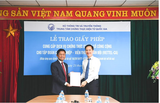 Ông Phan Hoàng Việt - Phó Tổng Giám đốc Viettel Telecom nhận giấy phép cung cấp dịch vụ chứng thực chữ ký số công cộng theo mô hình ký số từ xa
