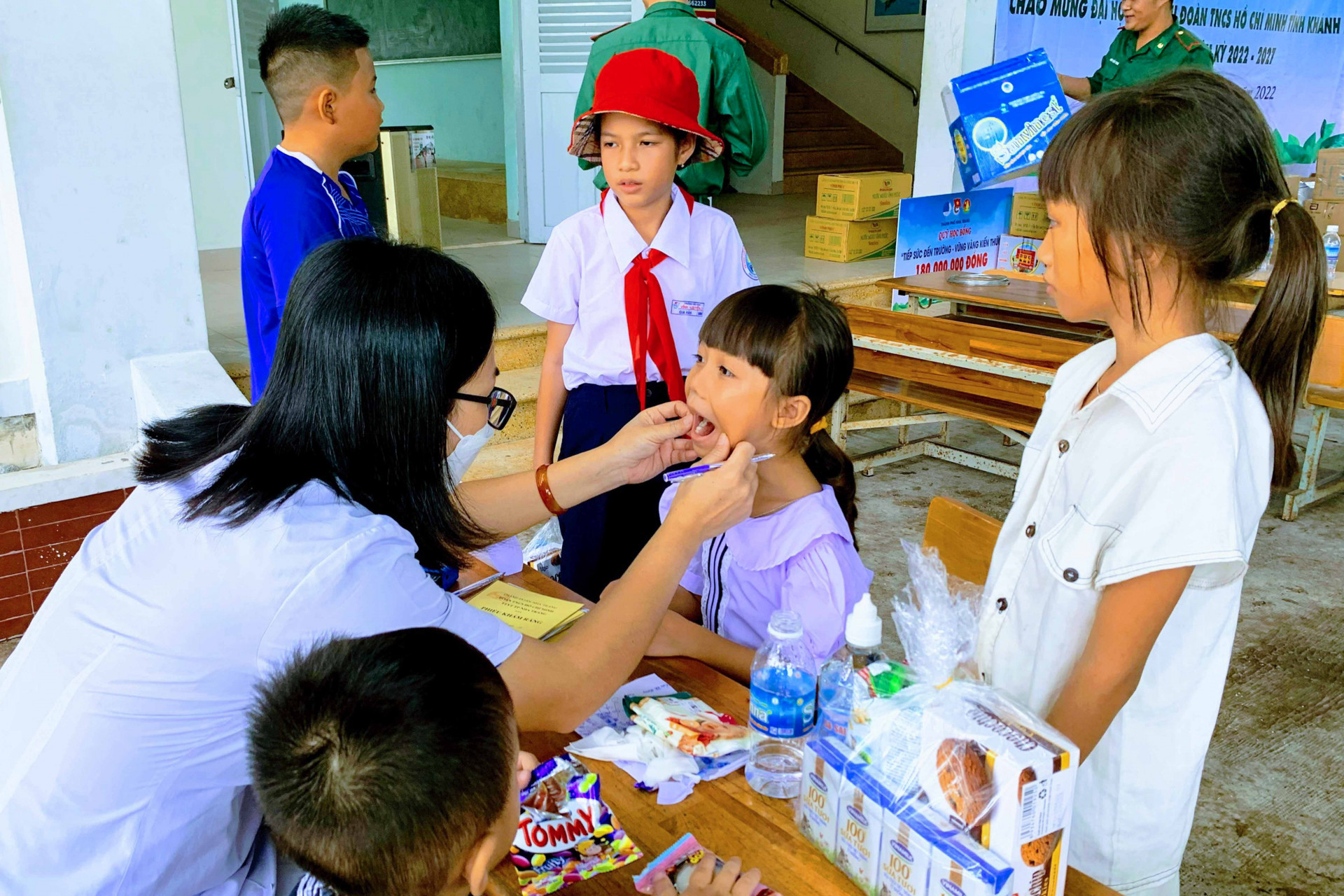 Khám răng miệng miễn phí cho các thiếu nhi ở đảo Bích Đầm