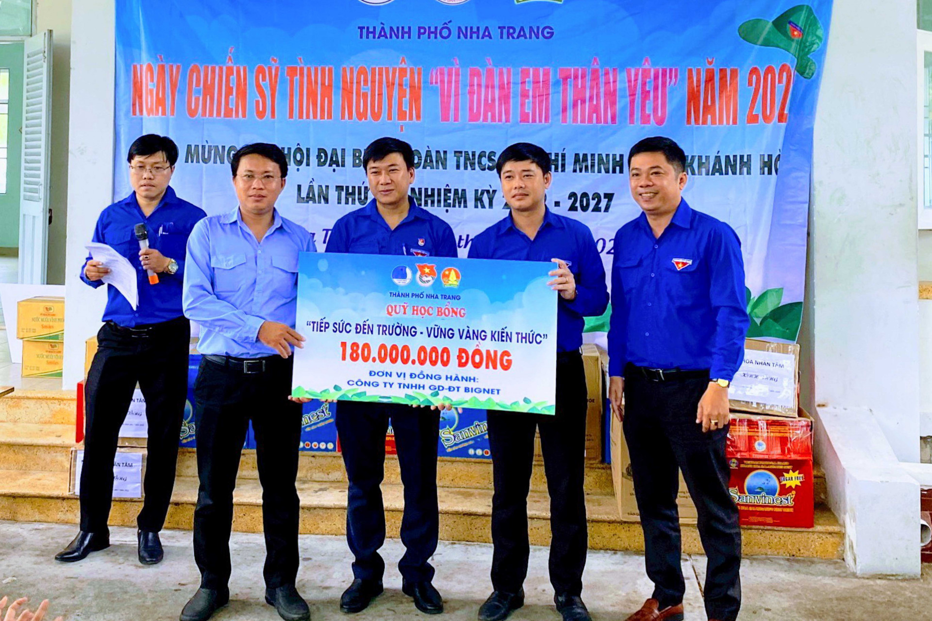 Lãnh đạo Tỉnh đoàn trao cho lãnh đạo Thành đoàn Nha Trang biểu trưng 42 suất học bổng của Công ty TNHH Giáo dục và đào tạo BIGNET hỗ trợ cho các học sinh trên địa bàn thành phố