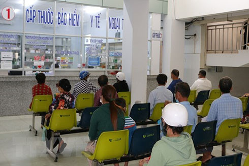 Bệnh nhân chờ nhận thuốc bảo hiểm y tế tại Bệnh viện đa khoa tỉnh Bạc Liêu. Ảnh: TTXVN
