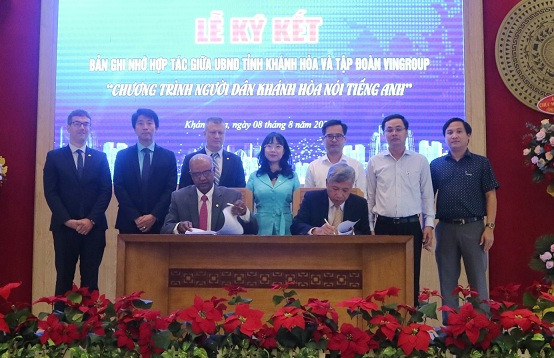 Đại diện Trường VinUni và Trường Đại học Nha Trang ký kết hợp tác.