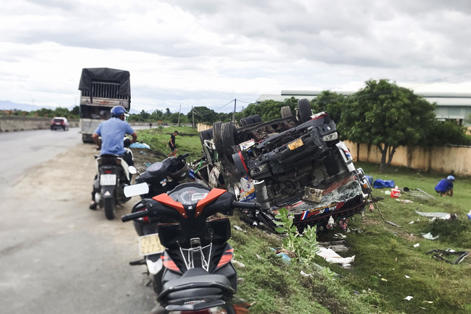 Bị tai nạn, tài xế chờ cứu hộ lại bị xe khách tông tử vong