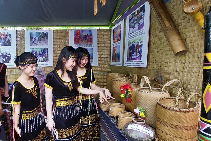 Một số hiện vật, hình ảnh của đồng bào các dân tộc thiểu số huyện Khánh Vĩnh được giới thiệu với công chúng. 