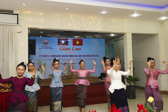 Lưu học sinh Lào biểu diễn văn nghệ trong buổi gặp mặt kỷ niệm Ngày Quốc khánh nước Cộng hòa Dân chủ nhân dân Lào  do Liên hiệp Các tổ chức hữu nghị tỉnh tổ chức. 