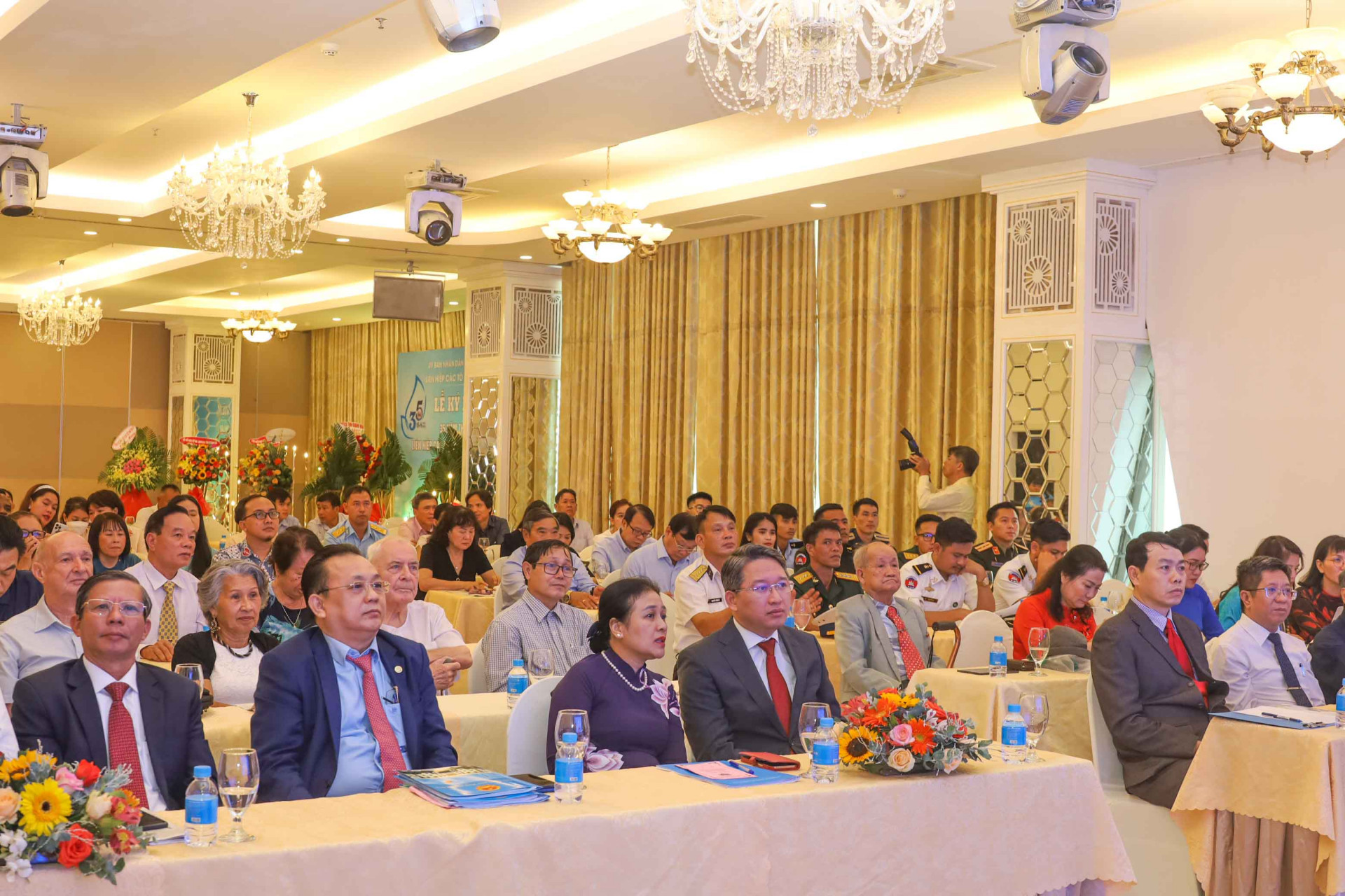 Các đại biểu tham dự buổi lễ kỷ niệm 35 năm thành Liên hiệp Các tổ chức hữu nghị tỉnh Khánh Hòa. 
