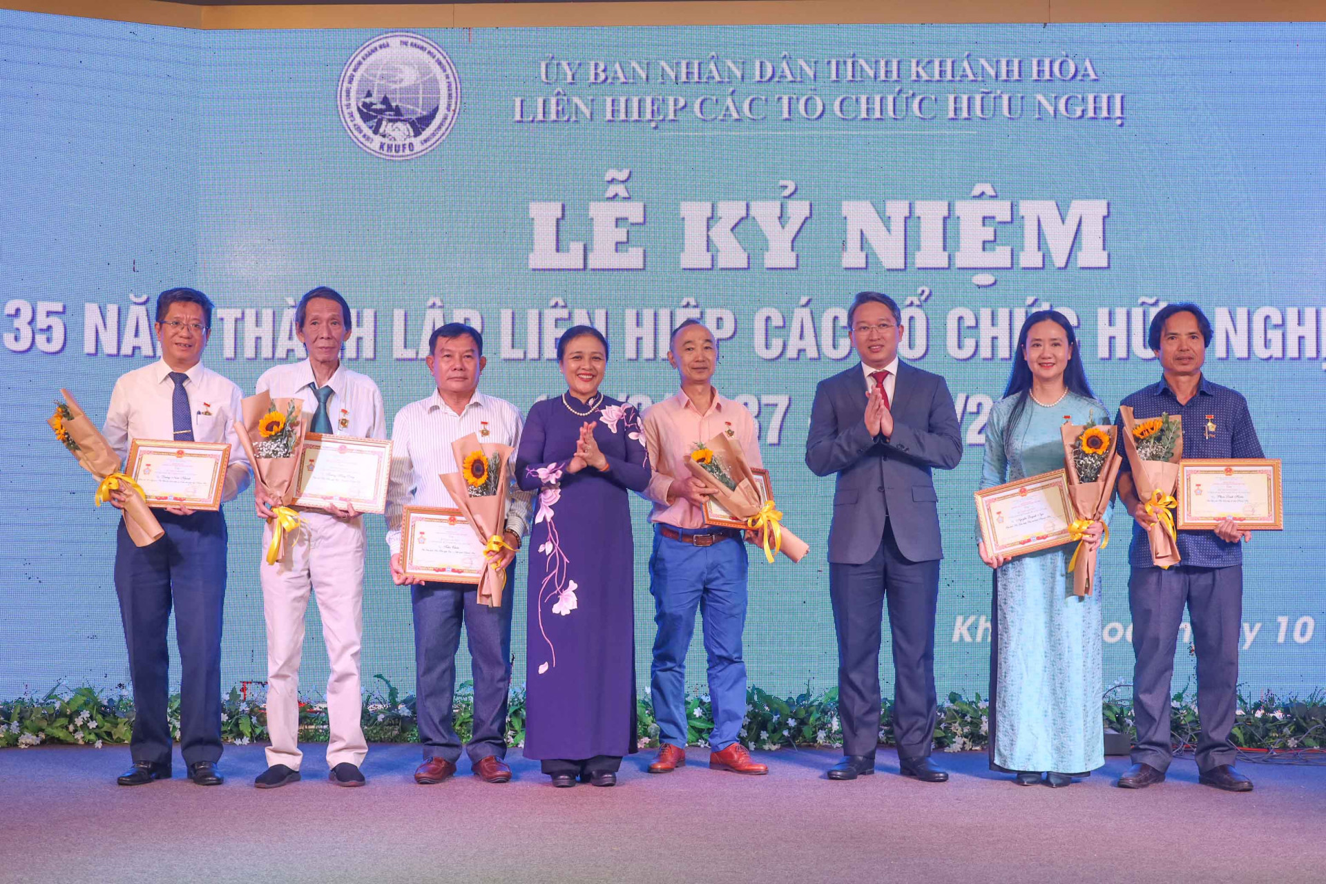 Ông Nguyễn Hải Ninh và bà Nguyễn Phương Nga trao kỷ niệm chương “Vì hoà bình, hữu nghị giữa các dân tộc” các cá nhân.