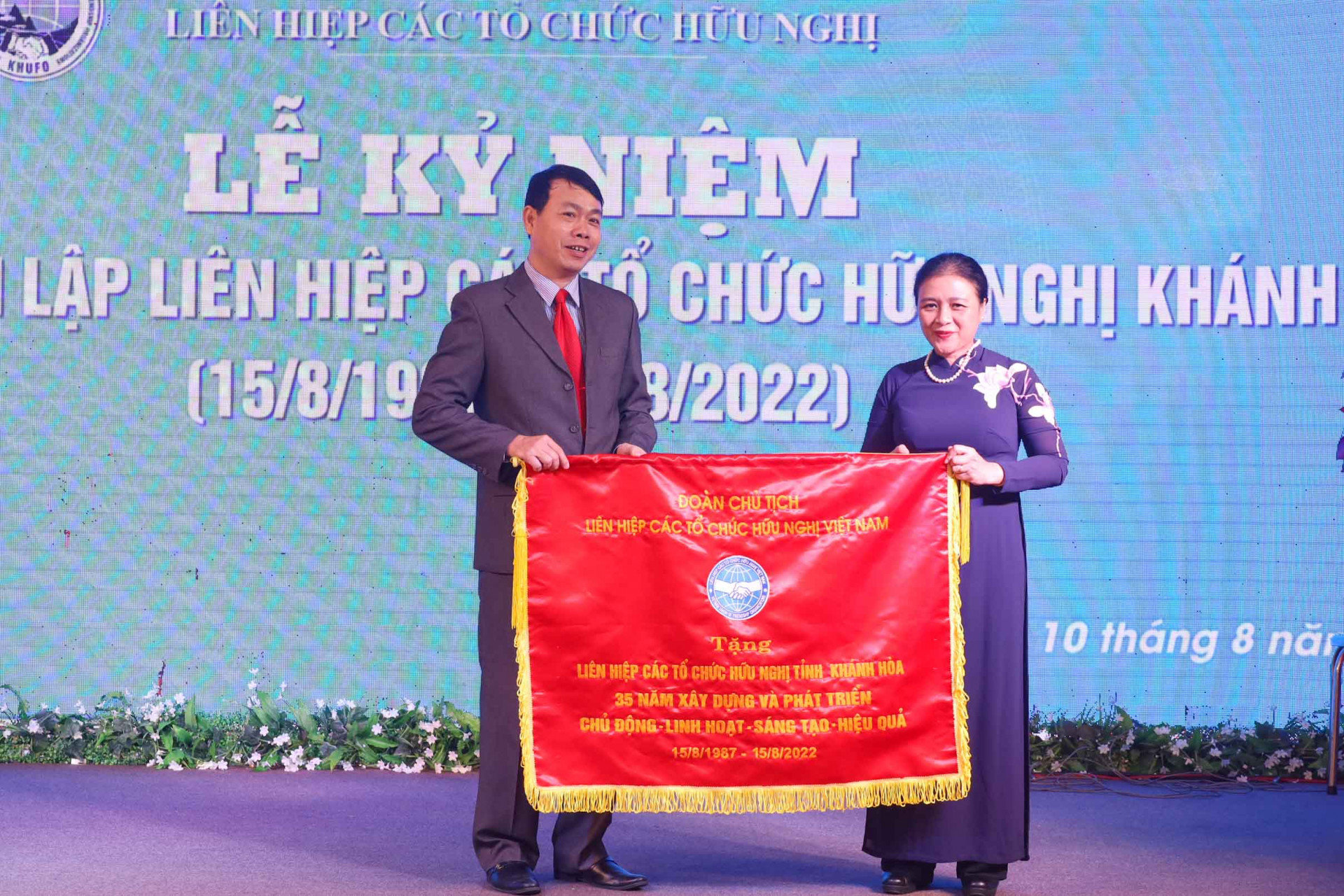 Bà Nguyễn Phương Nga trao bức trướng của Liên hiệp Các tổ chức hữu nghị Việt Nam tặng Liên hiệp Các tổ chức hữu nghị tỉnh Khánh Hòa.