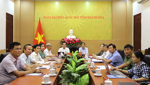 Các đại biểu tham dự phiên chất vấn – trả lời chất vấn tại điểm cầu Khánh Hòa