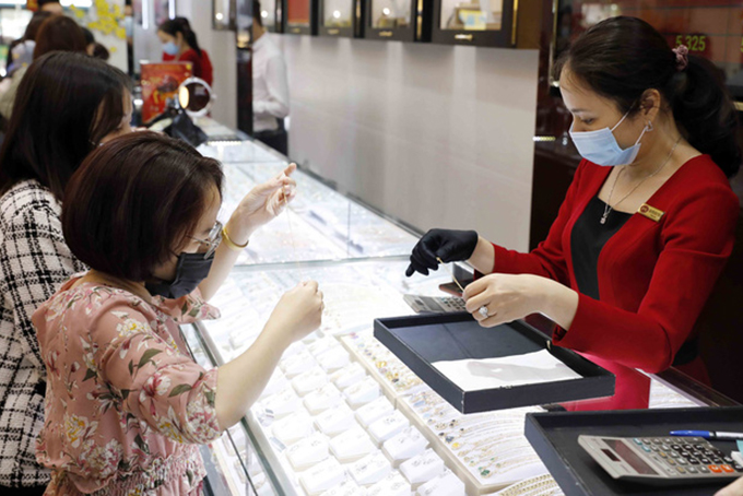 Giá vàng giảm 100.000 đồng mỗi lượng