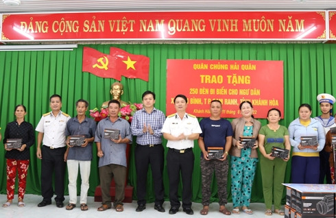 Đoàn công tác trao tặng đèn đi biển cho ngư dân xã Cam Bình.