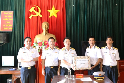Đại tá Lã Văn Hùng tặng quà cho cán bộ, nhân viên Trạm ra đa 570.