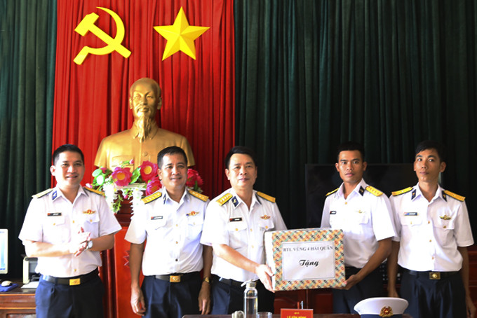 Đại tá Lã Văn Hùng tặng quà cho cán bộ,  nhân viên Trạm ra đa 570.