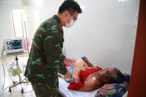 Quân y đảo Trường Sa chăm sóc sức khỏe cho bệnh nhân Khương.