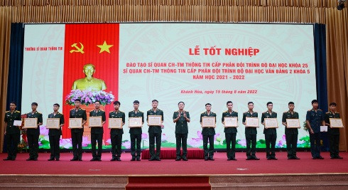 Thiếu tướng Trần Minh Tâm trao giấy khen cho các học viên hoàn thành xuất sắc nhiệm vụ khóa học.