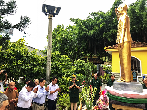 Trao tặng tượng Bác Hồ cho Khu tưởng niệm Chủ tịch Hồ Chí Minh