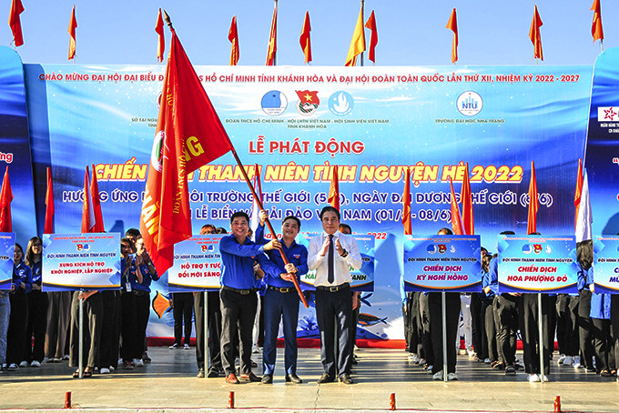 Thường trực Tỉnh ủy trao cờ nhiệm vụ cho Tỉnh đoàn tại lễ phát động Tháng Thanh niên năm 2022.